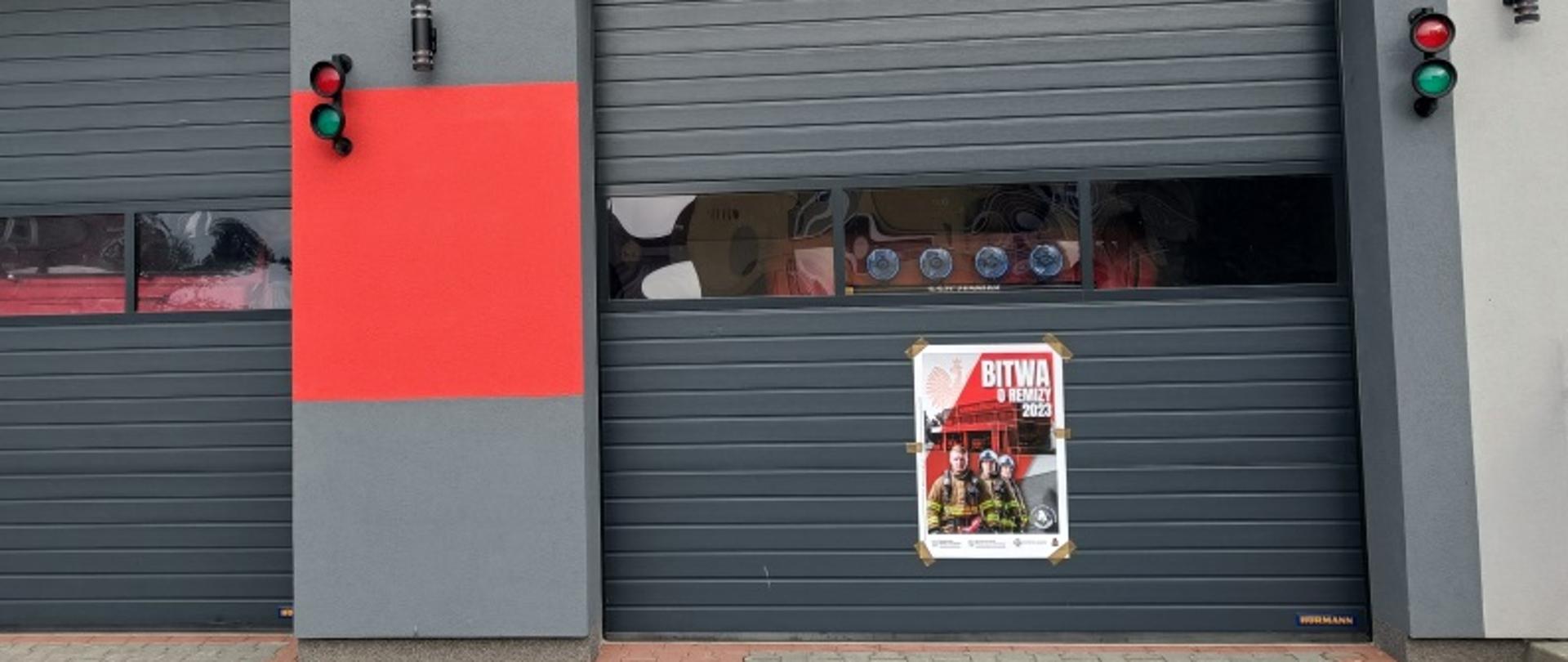 Zdjęcie wykonane przed jednostką ochotniczej straży pożarnej w rudzie małej. Na zdjęciu widoczne są plakaty promujące wydarzenie bitwa o remizy. Plakaty naklejone są na budynku jednostki. W ramach tego wydarzenia jednostki ochotniczych straży pożarnych mogą otrzymać dofinansowanie w wysokości 1 miliona złotych do remontu, termomodernizacji, zakupu wyposażenia w swojej strażnicy.