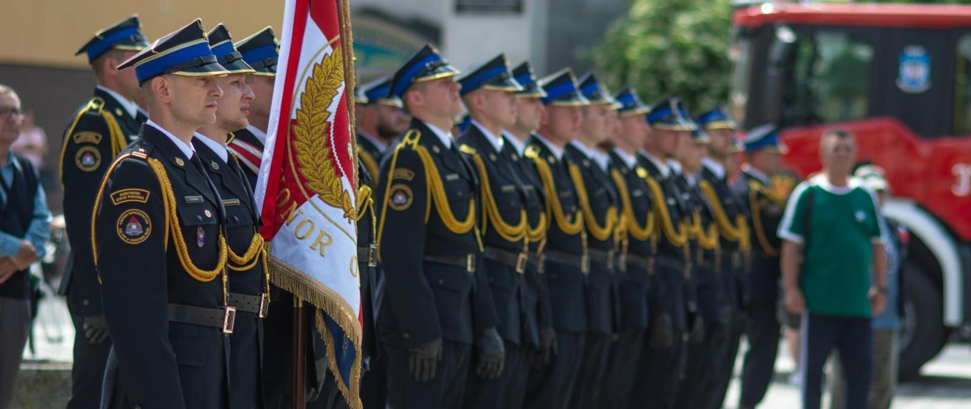 Zdjęcie przedstawia Kompanię Honorową na Rynku Miejskim w Międzyrzeczu podczas uroczystości Wojewódzkich Obchodów Dnia Strażaka