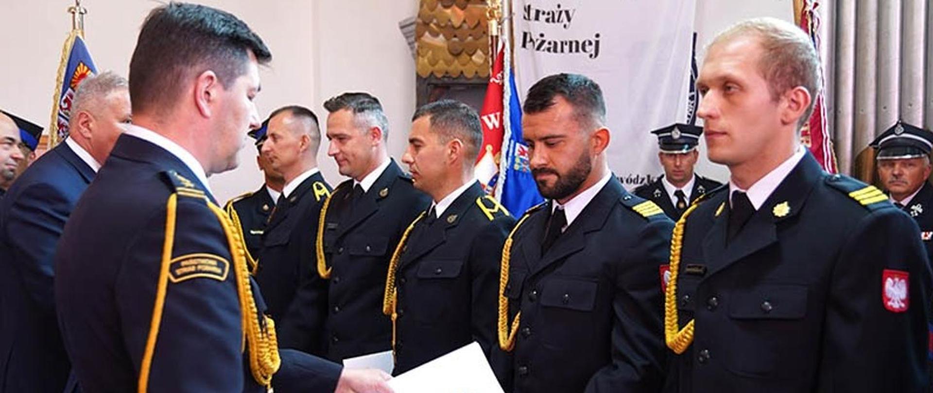 Zdjęcie przedstawia wręczenie awansów podczas dnia strażaka