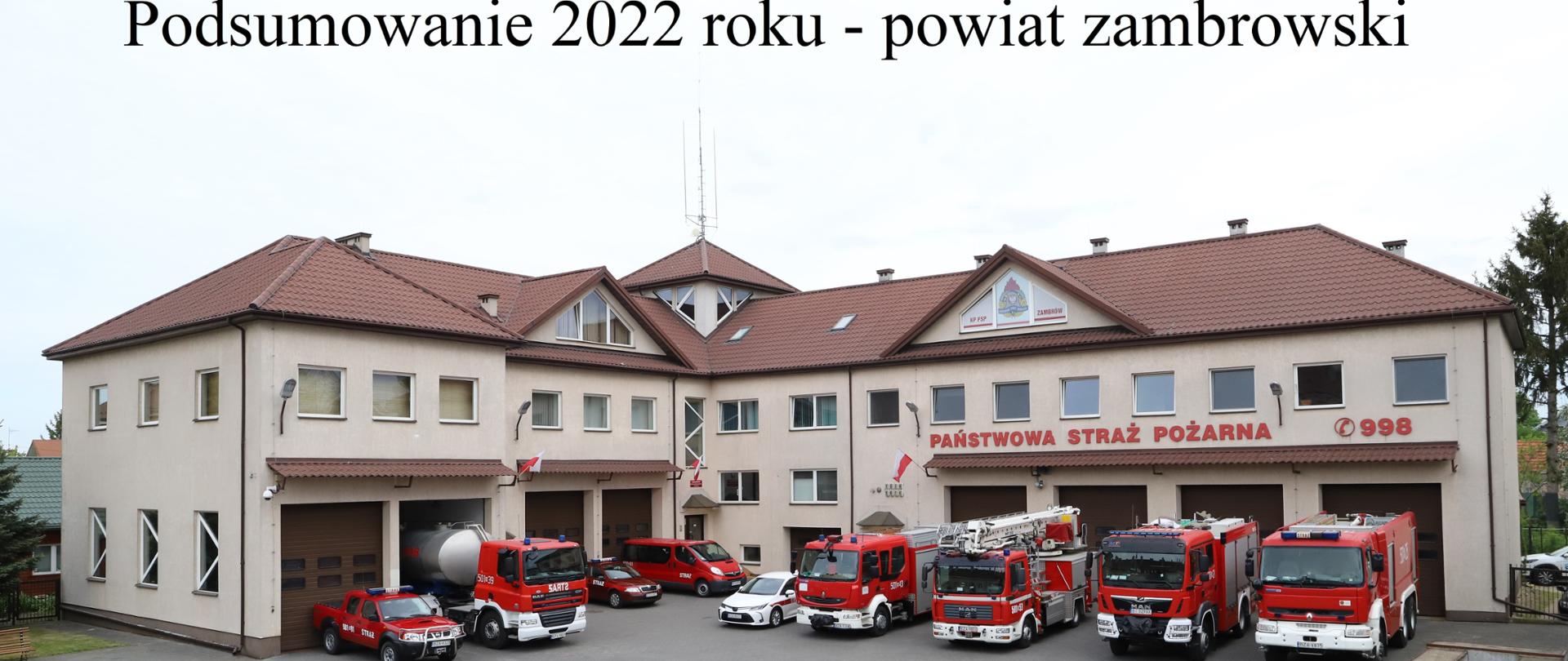 zdjęcie obrazujące budynek komendy wraz z pojazdami ratowniczo-gaśniczymi robione z wysokości