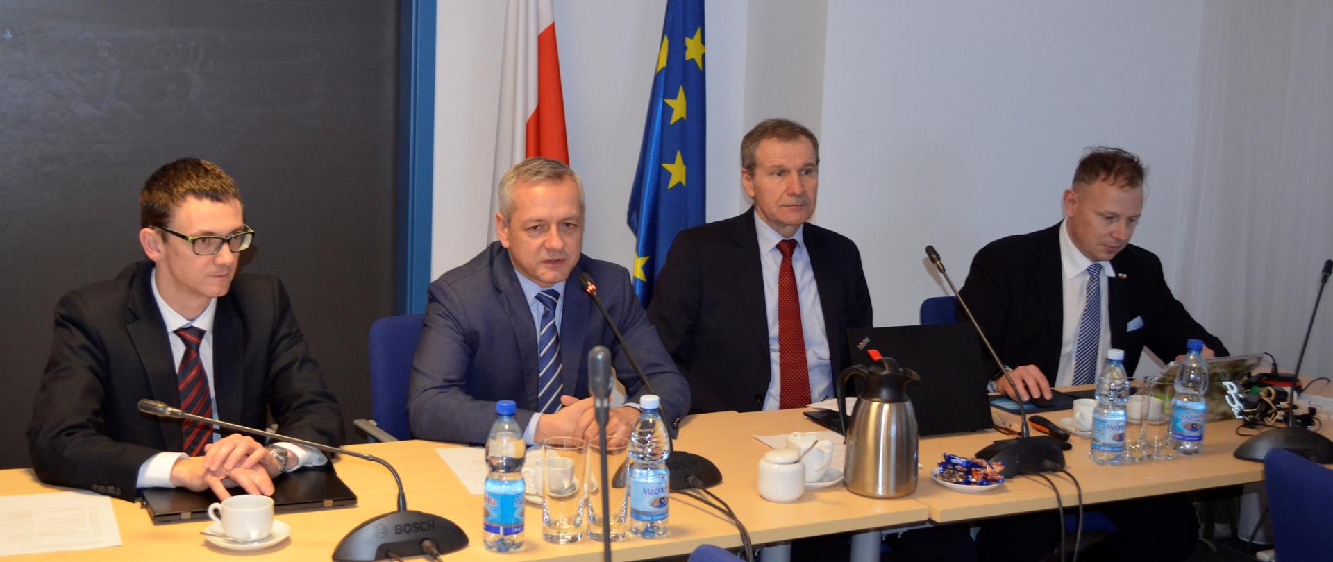 Od lewej siedzą: Karol Okoński (pełnomocnik rządu ds. cyberbezpieczeństwa), Marek Zagórski (minister cyfryzacji), Krzysztof Silicki (p.o. dyrektora NASK), Robert Kośla (dyrektor departamentu cybebezpieczeństwa w MC).
