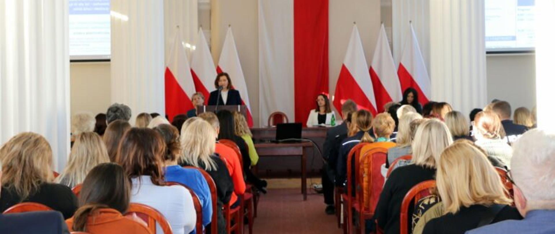 Wojewoda podkarpacki Ewa Leniart podczas otwarcie konferencji "Rodzina w centrum uwagi". Przed wojewodą uczestnicy wydarzenia.