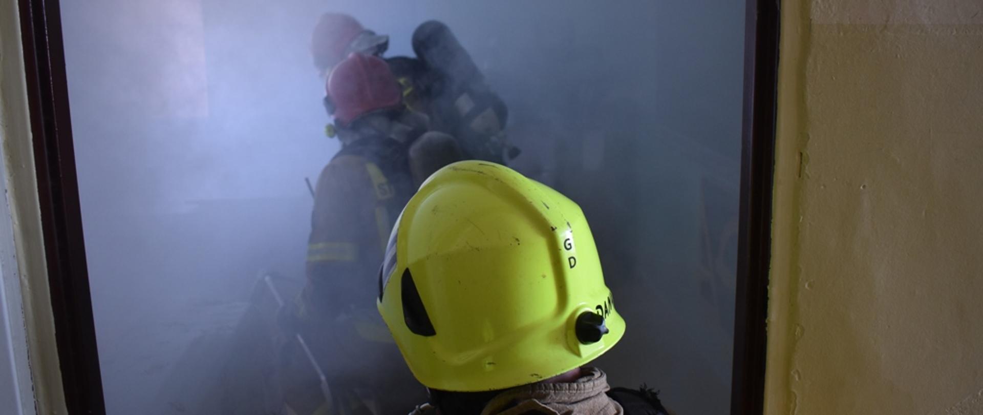Ćwiczenia strażackie na Szkole Podstawowej w Dziadkowicach- gaszenie pożaru