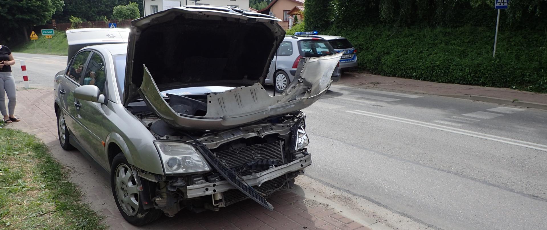 Samochód osobowy Opel po kolizji w miejscowości Ambrożów
