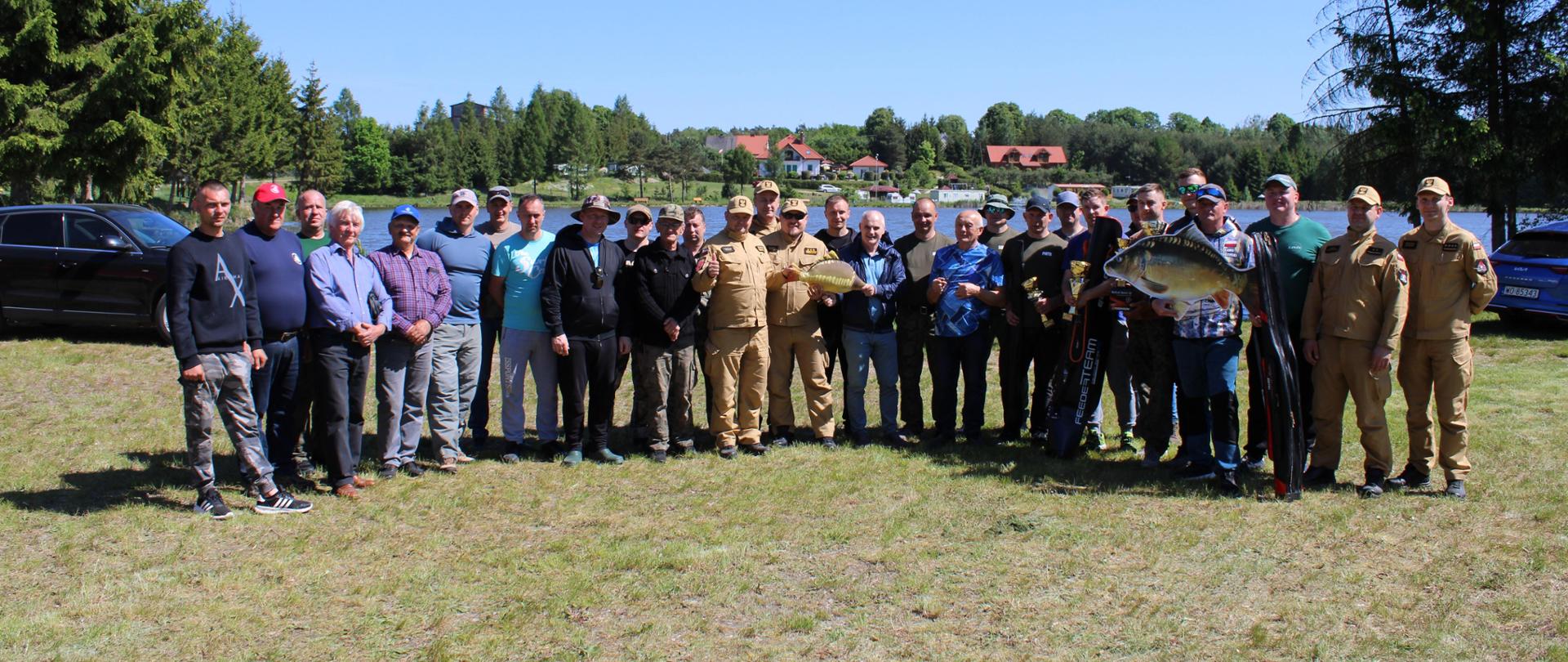 Zdjęcie z udziałem uczestników zawodów wędkarskich w Wólce Orłowskiej 