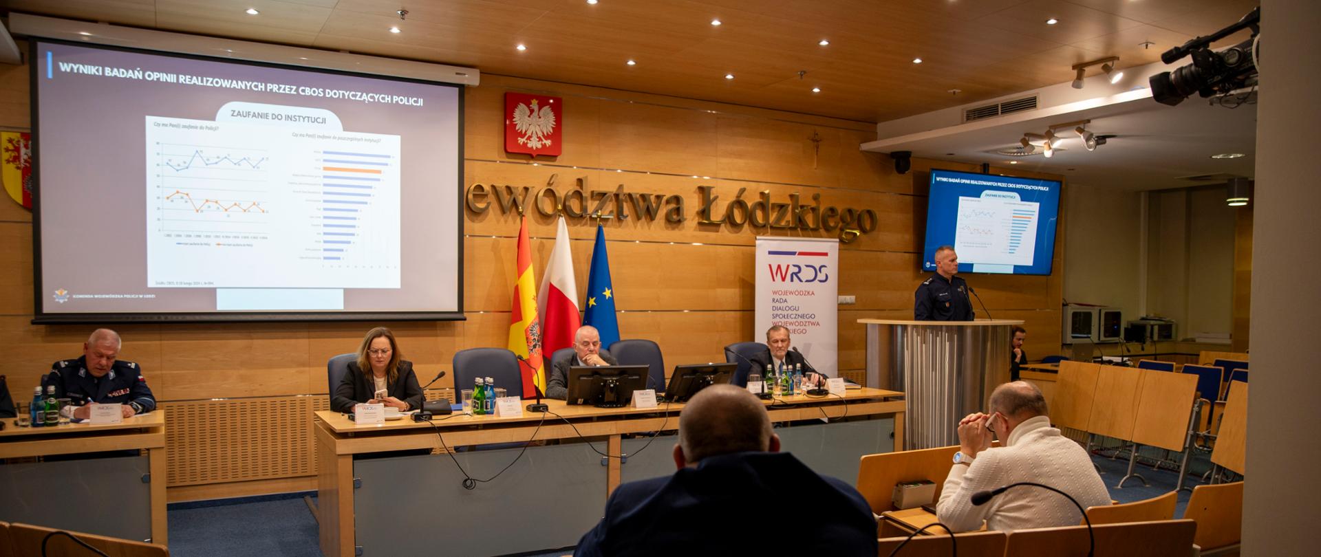 Podczas posiedzenia Wojewódzkiej Rady Dialogu Społecznego Województwa Łódzkiego można było wysłuchać wystąpienia inspektora Arkadiusza Sylwestrzaka - komendanta wojewódzkiego policji w Łodzi 