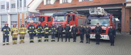 Wizytacja W–M Komendanta Wojewódzkiego, zdjęcie grupowe na tle pojazdów ratowniczo-gaśniczych