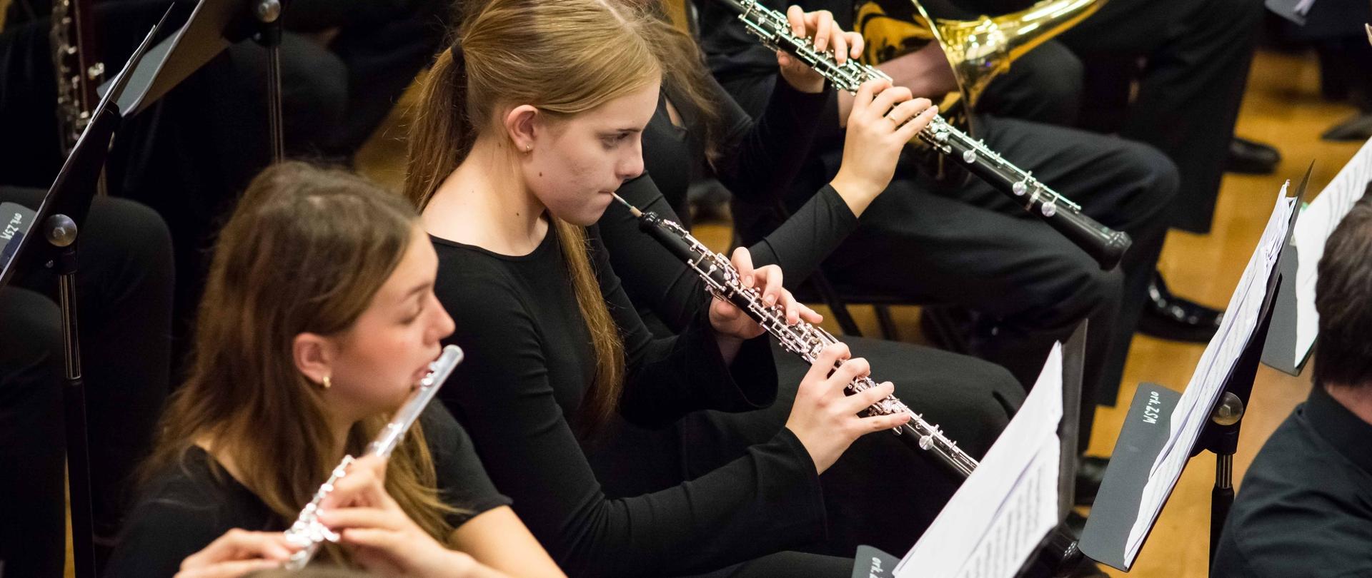 Zdjęcie przedstawia część orkiestry w tym dwie uczennice grające na obojach