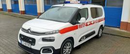 Samochód osobowy z napisem Straż
