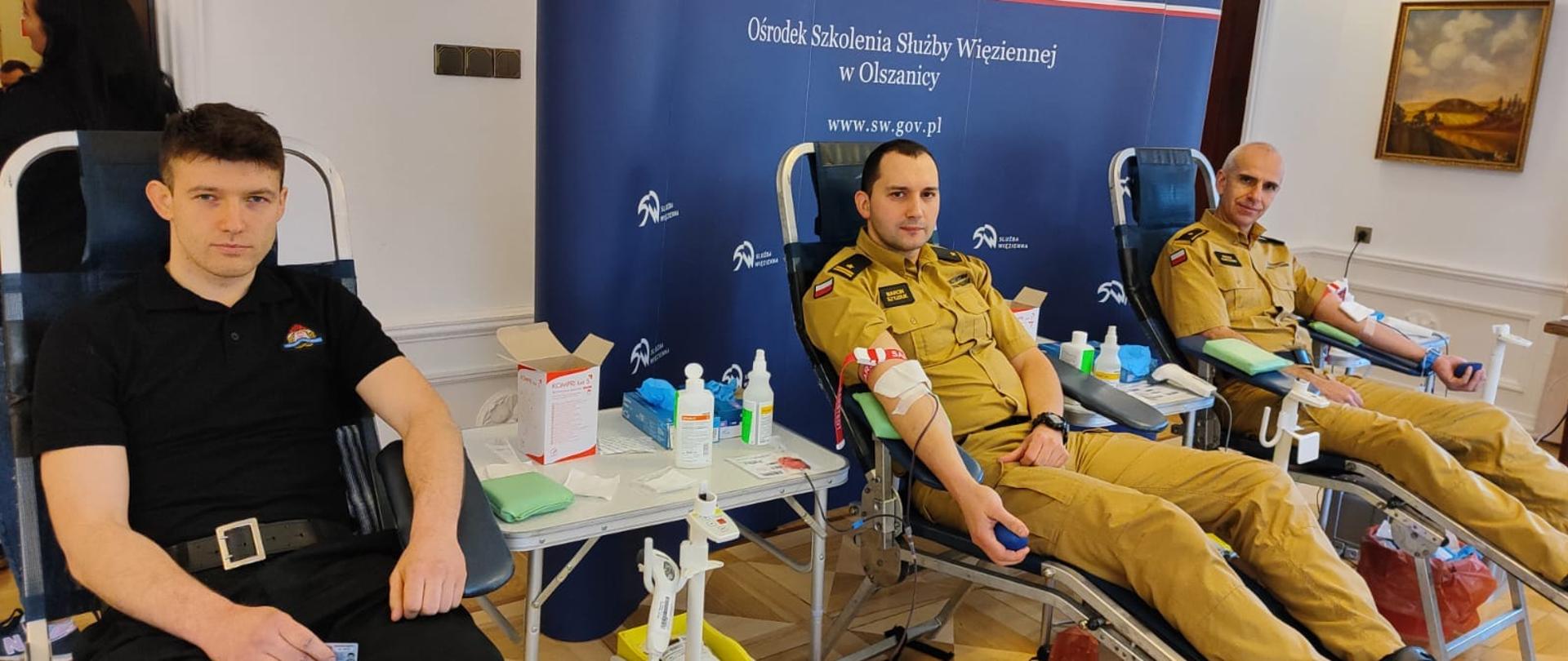 Na zdjęciu widać 3 funkcjonariuszy PSP z Ustrzyk Dolnych którzy oddają krew.