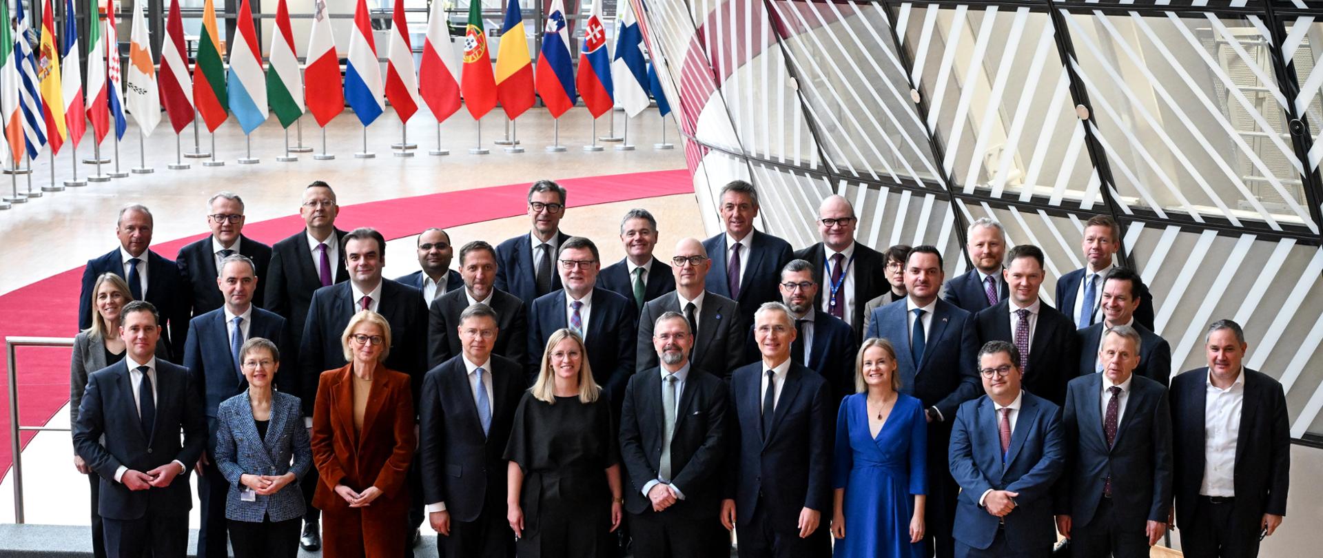 Uczestnicy spotkania ECOFIN 13.11.2025, w tle flagi krajów UE