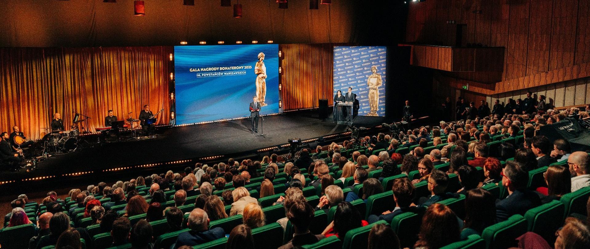 widok sali robiony z góry gdzie widać scenę i publiczność 