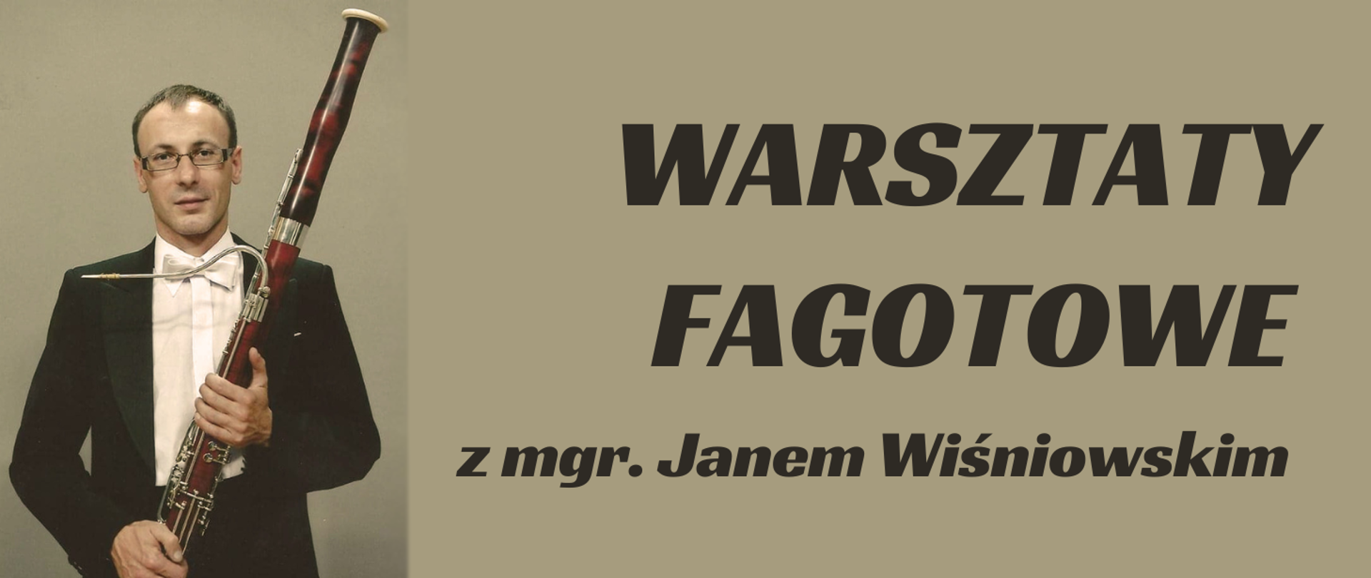 po lewej Jan Wiśniowski ubrany w garnitur, trzymającego fagot, z prawej strony ciemnobrązowy napis: "Warsztaty fagotowe z mgr. Janem Wiśniowskim", całość na beżowym tle