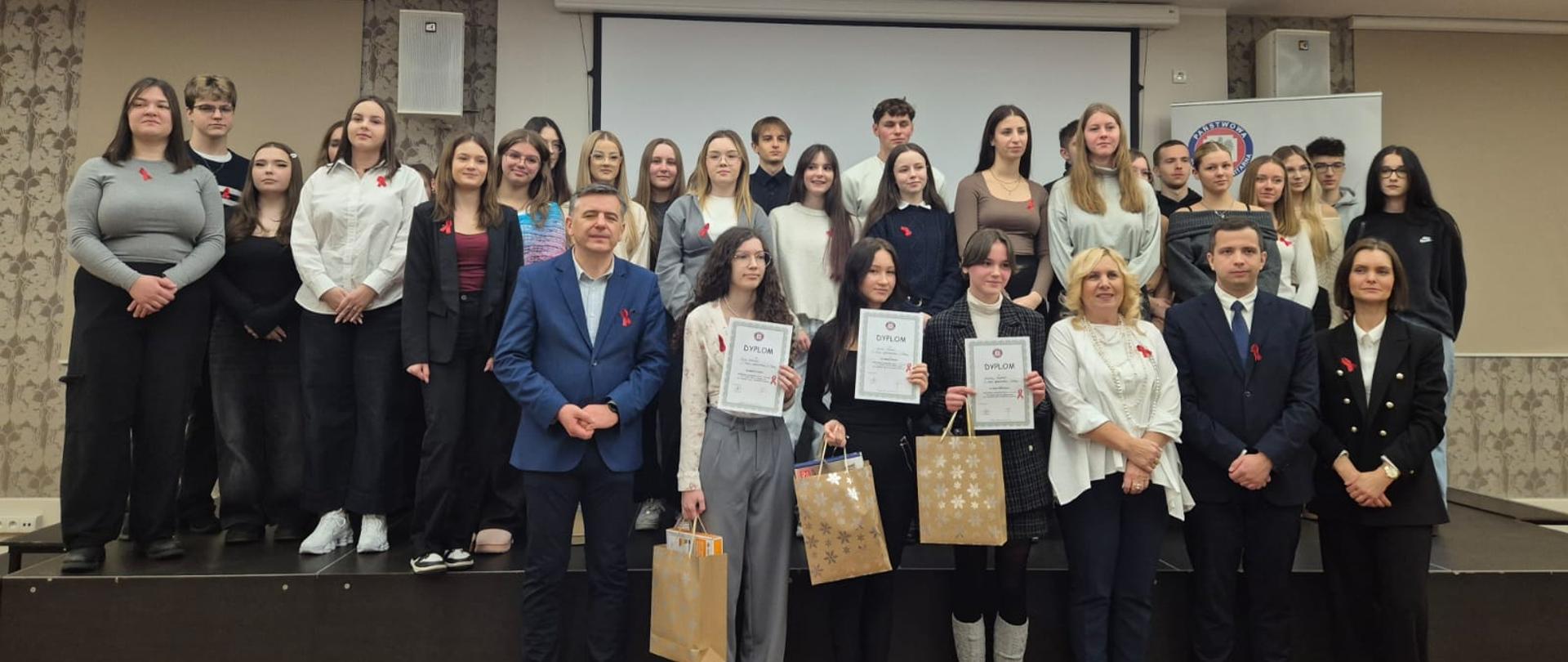 Grupa młodych osób, uczestników konkursu wiedzy o HIV i AIDS