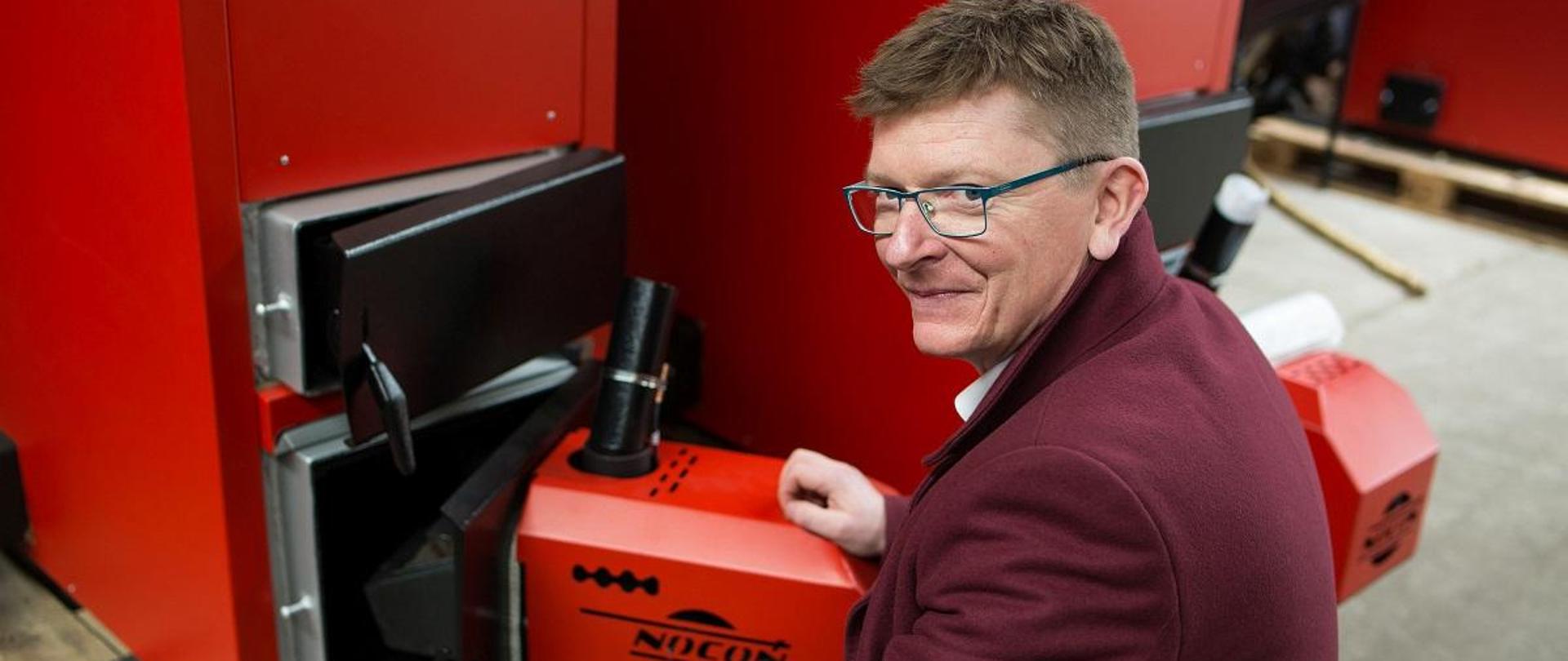 Doktorant przy modernizowanym piecu grzewczym