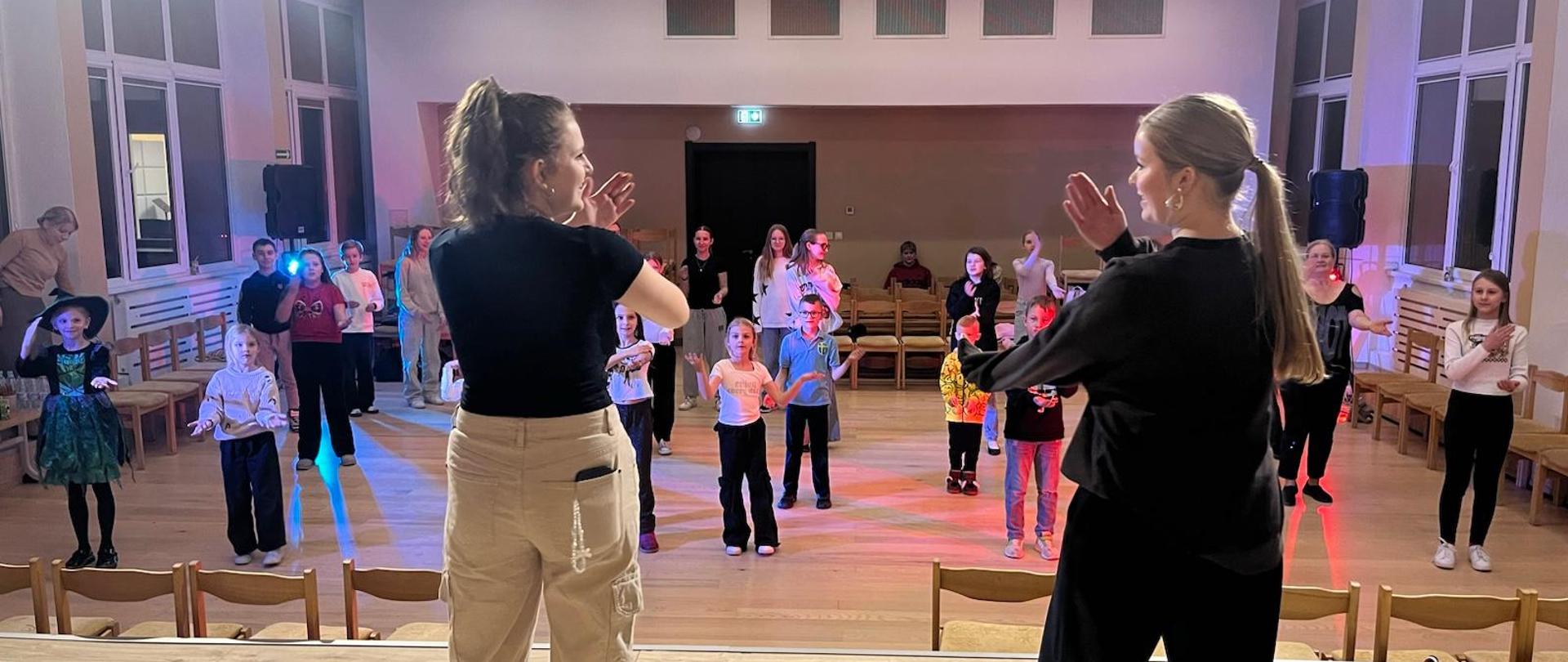 bawiący się uczniowie