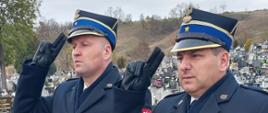 Komendant Powiatowy PSP w Pińczowie oraz Zastępca Komendanta Powiatowego PSP w Pińczowie składają hołd zmarłym strażakom przy grobie byłego Komendanta Zawodowej Straży Pożarnej w Pińczowie. 