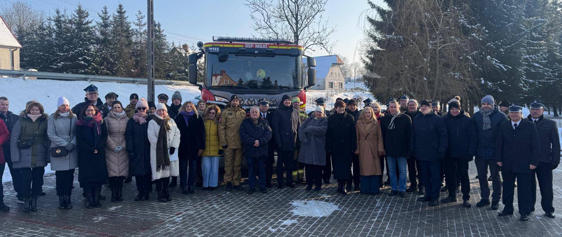 Uczestnicy wydarzenia wokół nowego samochodu ratowniczo-gaśniczego