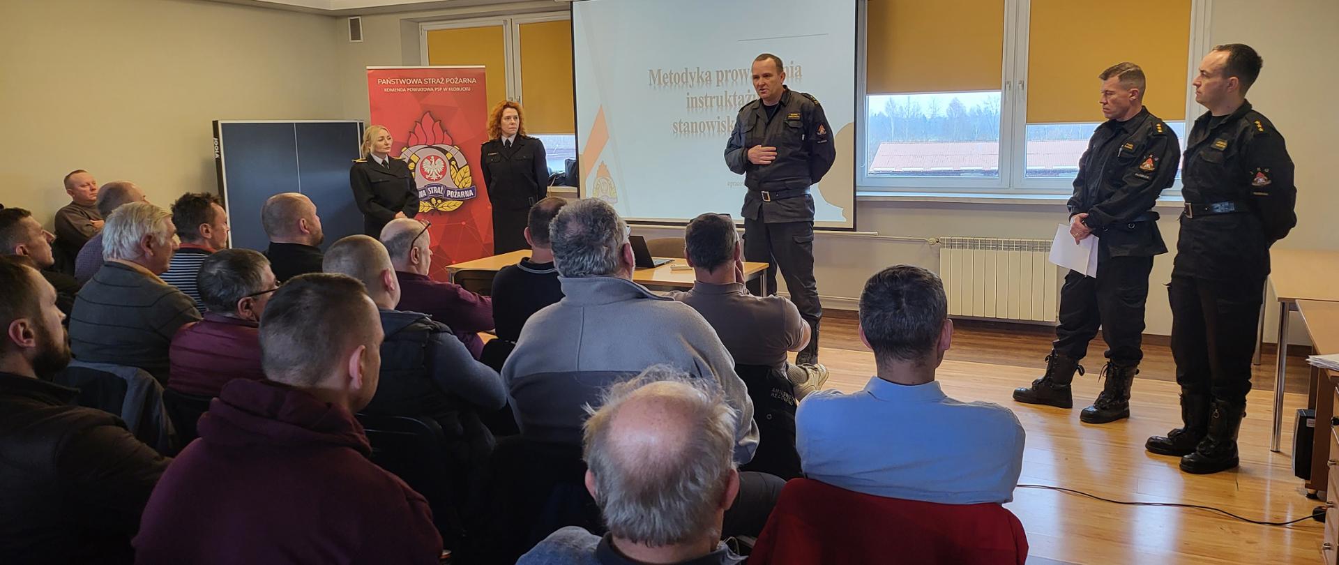 Zdjęcie przedstawia strażaków OSP oraz wykładowców podczas szkolenia dla Naczelników OSP z terenu powiatu kłobuckiego z zakresu Bezpieczeństwa i Higieny Pracy
