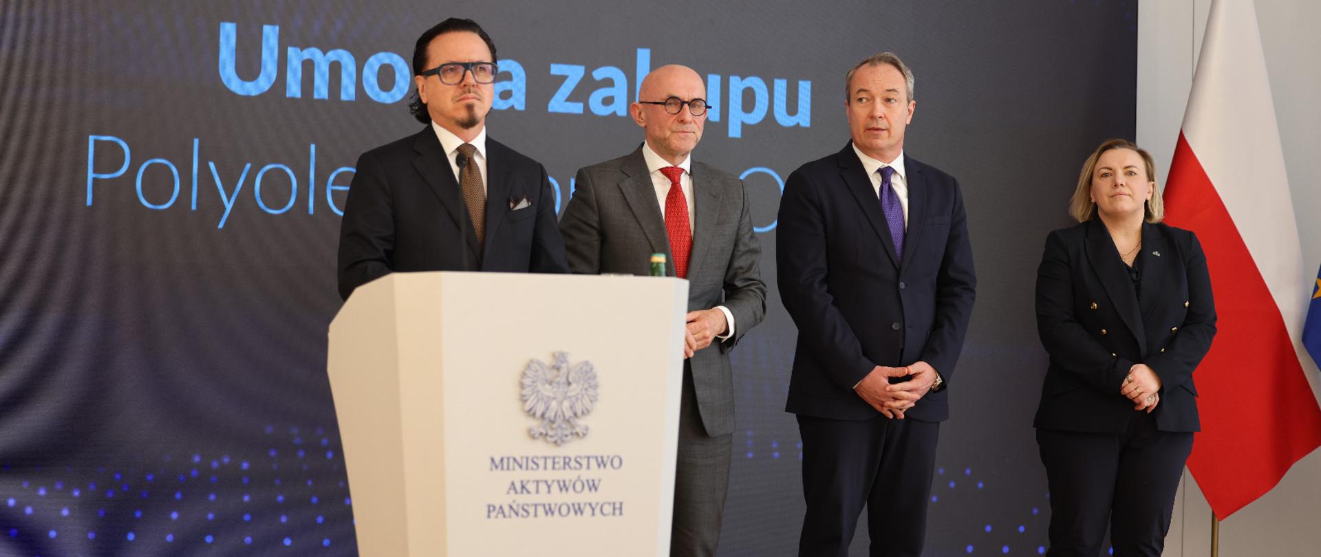 Uczestnicy konferencji ws. przedwstępnej umowy sprzedaży akcji GA Polyolefins. Od lewej: minister aktywów państwowych Wojciech Balczun, Ireneusz Fąfara prezes Orlen S.A., Marcin Celejewski prezes Grupy Azoty oraz Małgorzata Królak, prezes GA Polyolefins. 