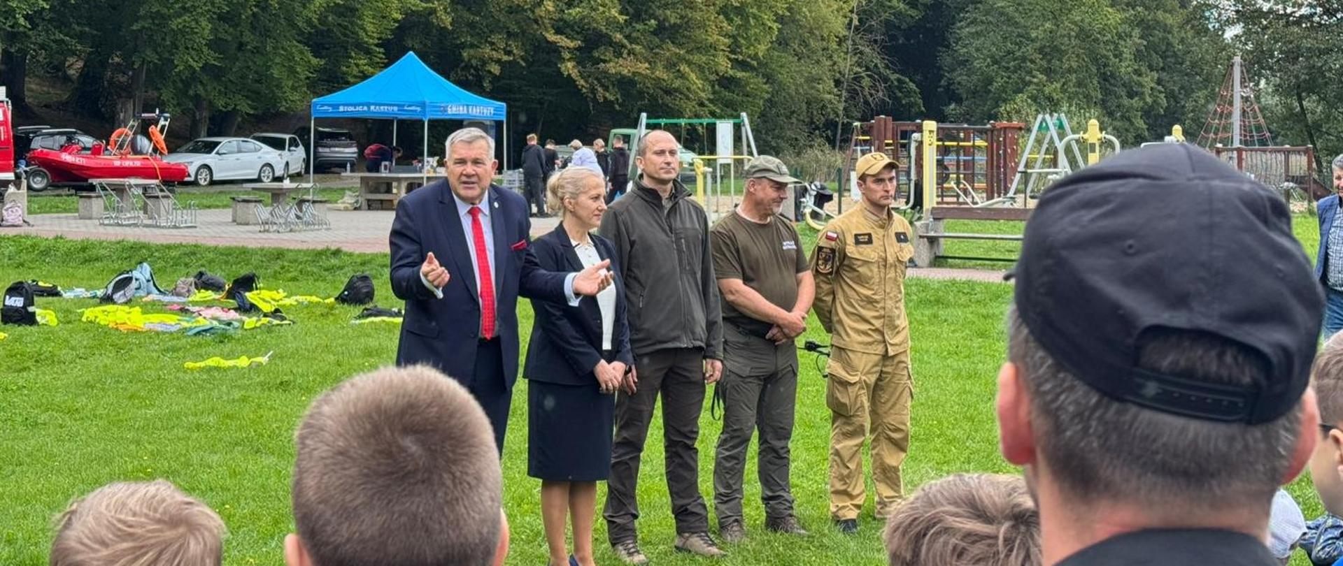 Na zdjęciu przedstawiciele urzędu gminy, lasów państwowych oraz straży pożarnej
