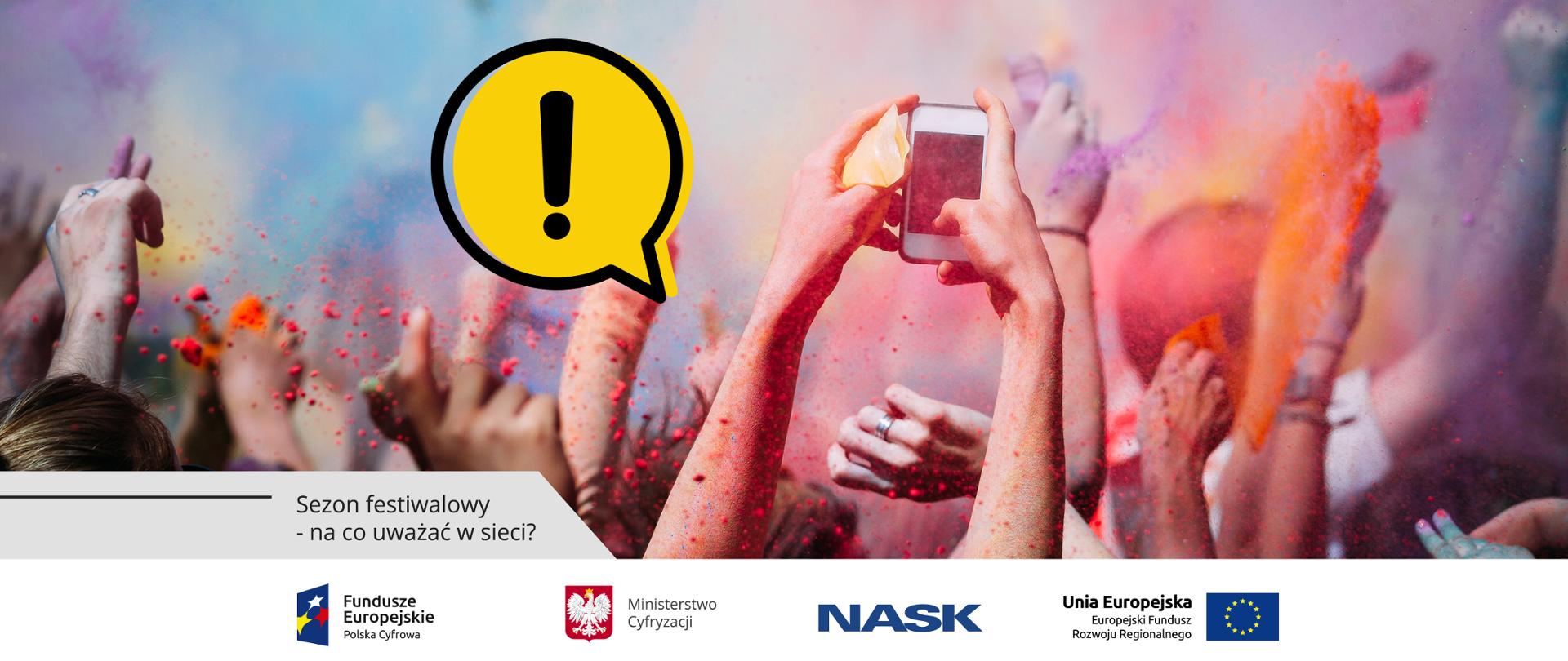 Tłum na festiwalu. Ujęcie przedstawia ręce bawiących się ludzi wzniesione do góry. W powietrzu unosi się kolorowy pył. Jedna z osób trzyma w dłoniach telefon. Na środku symbol czarnego wykrzyknika w chmurce dialogowej na żółtym tle.