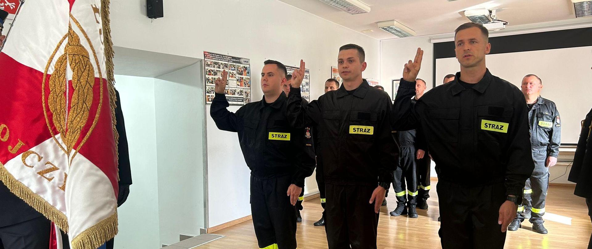 Nowoprzyjeci strazacy składają ślubowanie na sztandar Komendy Powiatowej PSP w Ropczycach