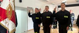 Nowoprzyjeci strazacy składają ślubowanie na sztandar Komendy Powiatowej PSP w Ropczycach
