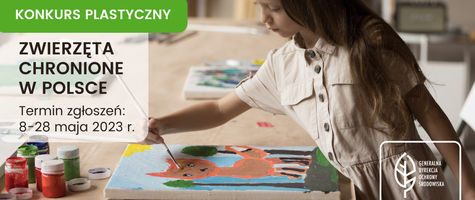 Pochylona nad stołem dziewczynka z długimi włosami, maluje farbami zwierzę, w górnym lewym rogu napis: Konkurs plastyczny Zwierzęta chronione w Polsce, Termin zgłoszeń: 8-28 maja 2023 r.; w dolnym prawym rogu logi Generalnej Dyrekcji Ochrony Środowiska
