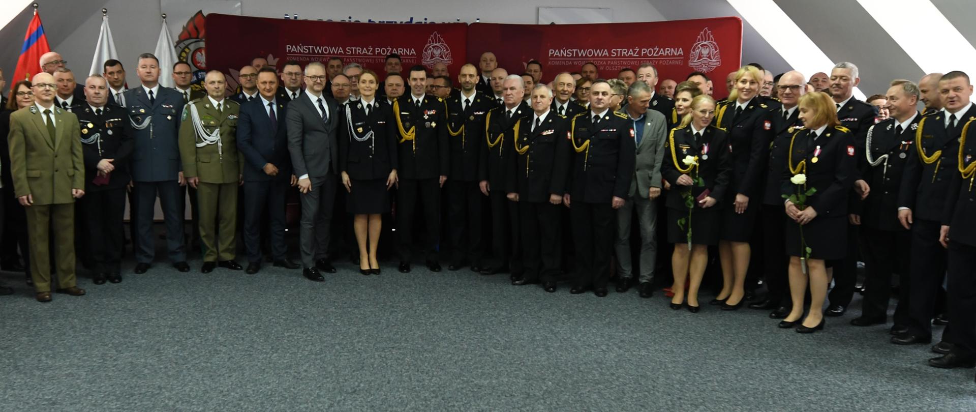 Grupowe zdjęcie strażaków i zaproszonych gości