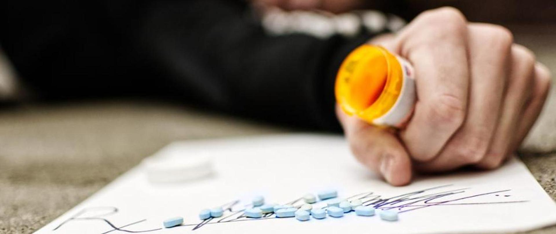 rozsypane na stole narkotyki w postaci pigułek
