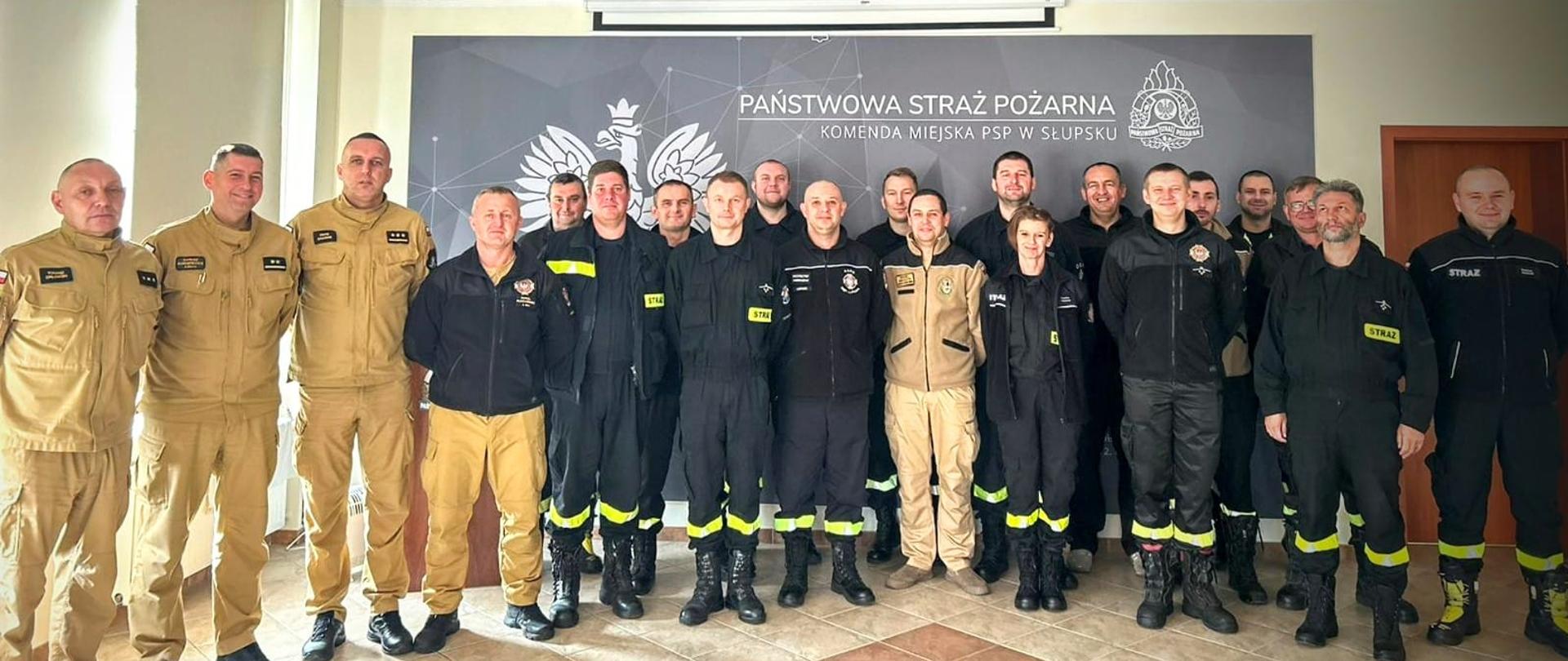 Zdjęcie przedstawia uczestników szkolenia wraz z kadrą kierowniczą KM PSP w Słupsku.