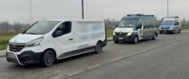 Od lewej: zatrzymany do kontroli drogowej samochód dostawczy, oznakowany furgon mazowieckiej Inspekcji Transportu Drogowego i oznakowany radiowóz Policji z Mińska Mazowieckiego.