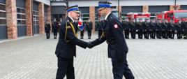 Przywitanie Kujawsko-Pomorskiego Komendanta Wojewódzkiego Państwowej Straży Pożarnej na powiatowych obchodach Dnia Strażaka przez Dowódcę uroczystości młodszego kapitana Krystiana Kaczmarek