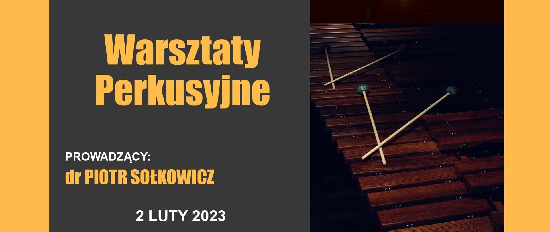 Baner - Warsztaty Perkusyjne - tekst pomarańczowy na ciemnym brązowym tle, po prawej stronie marimba i pałki