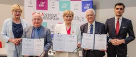 Zdjęcie grupowe z podpisania umowy