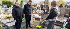 Uczniowie składają kwiaty na grobie nauczycielki Marii Stanisławskiej
