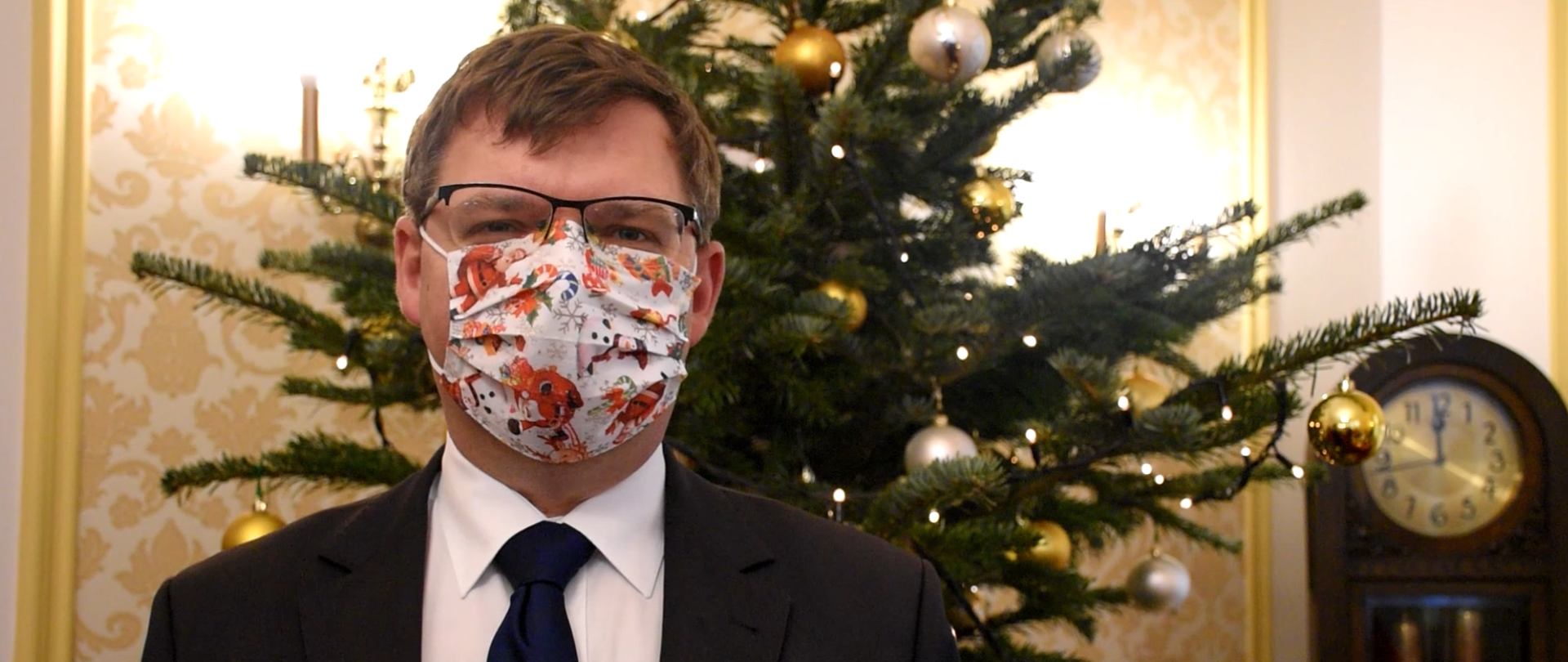 wojewoda stoi w masce