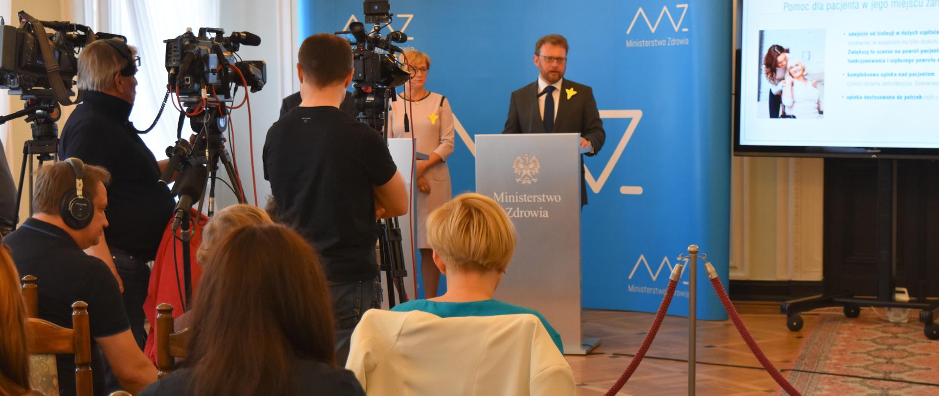 W konferencji prasowej udział wzięli minister zdrowia Łukasz Szumowski, sekretarz stanu Józefa Szczurek-Żelazko oraz podsekretarz stanu Zbigniew J. Król.