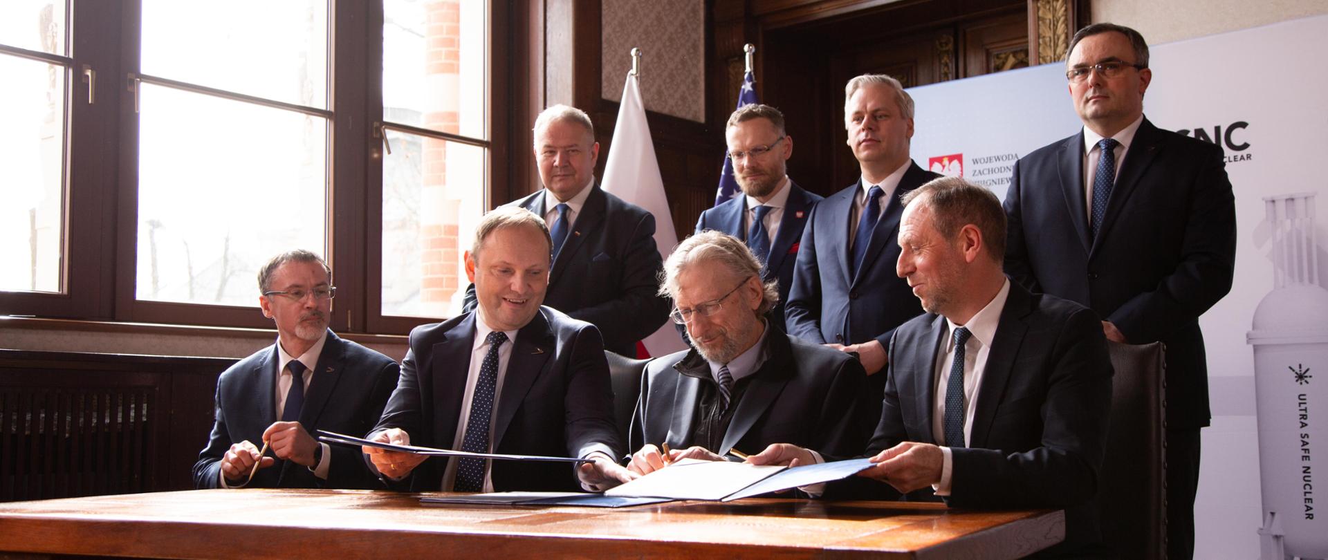 Minister Karol Rabenda podczas podpisania porozumienia w zakresie budowy w Policach badawczego reaktora modułowego MMR czwartej generacji