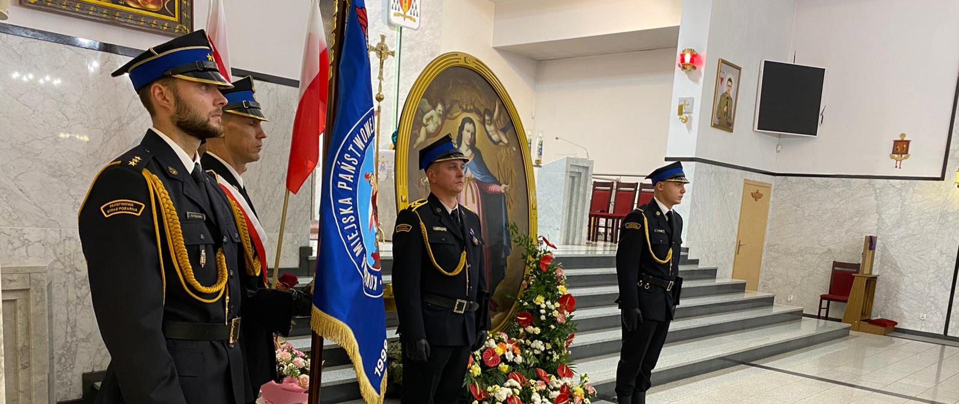 Zdjęcie przedstawia poczet sztandarowy wraz z wartą honorową przy obrazie