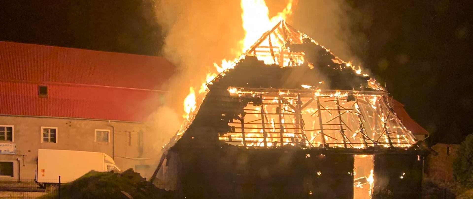Pożar zabytkowego spichlerza w Sułowie