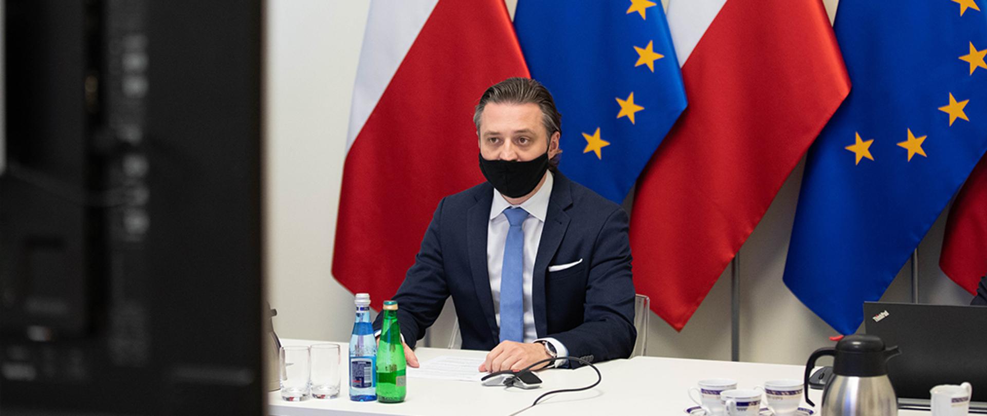 Na zdjęciu: wiceminister Bartosz Grodecki podczas wideokonferencji 