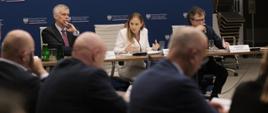 Minister funduszy i polityki regionalnej Katarzyna Pełczyńska-Nałęcz siedzi przy stole, po jej prawej stronie siedzi minister spraw wewnętrznych i administracji Tomasz Siemoniak, zaś po lewej stronie wiceminister funduszy i polityki regionalnej Jacek Karnowski