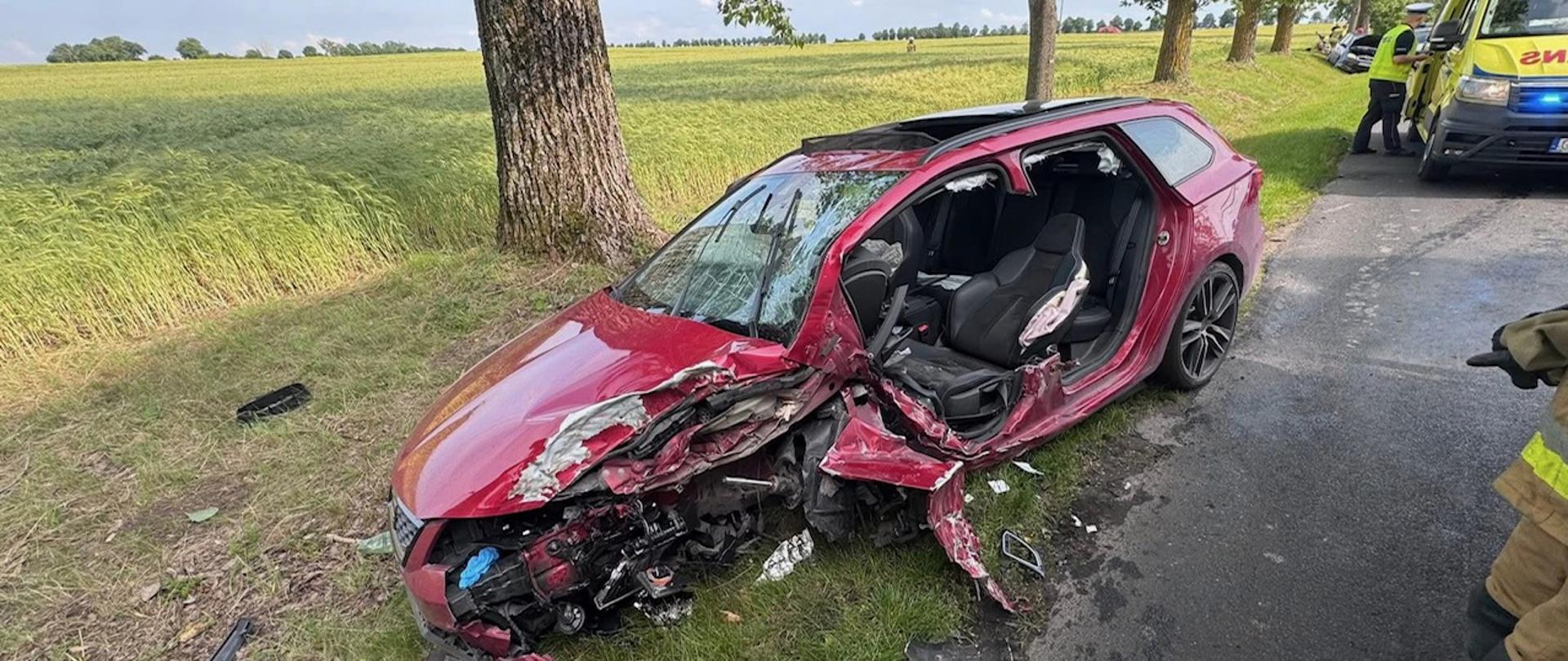 Rozbity samochód osobowy po uderzeniu w drzewo i wykonaniu dostępu do kierowcy przez strażaków