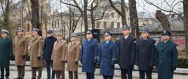 Grupa funkcjonariuszy stoi na placu