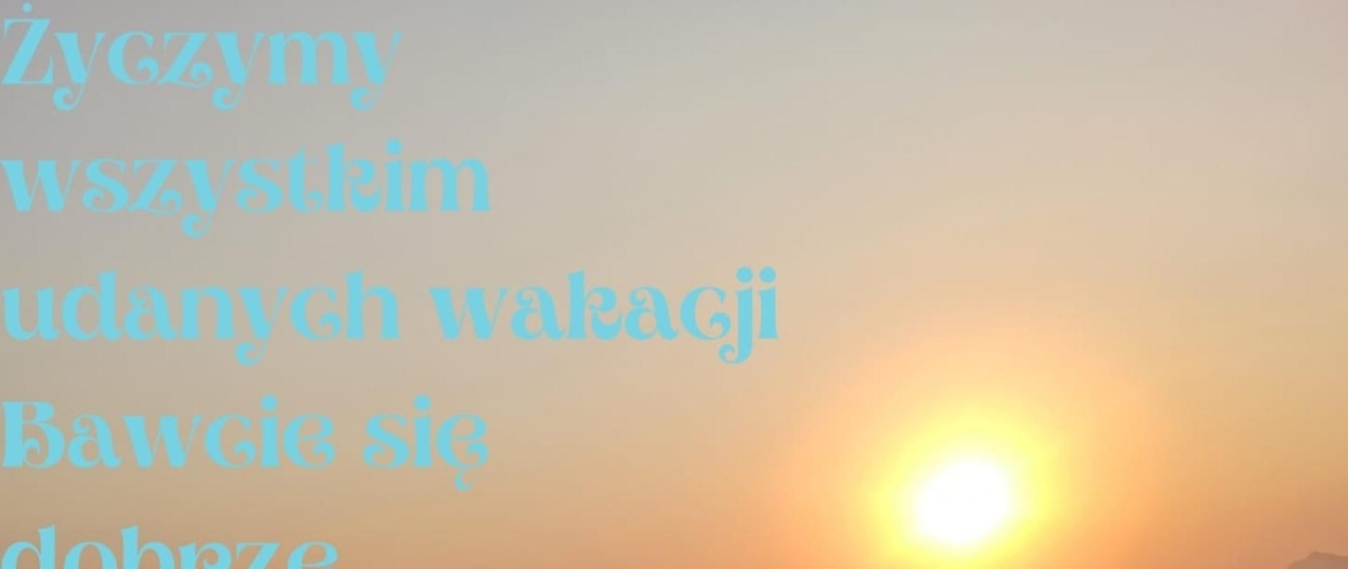 Zdjęcie życzymy wszystkim udanych wakacji. W tle słońce i morze