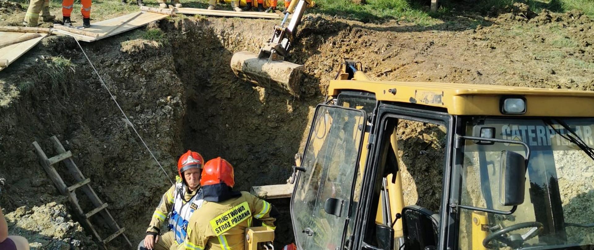 Koparki w znacznym stopniu przyspieszają pracę strażaków. 