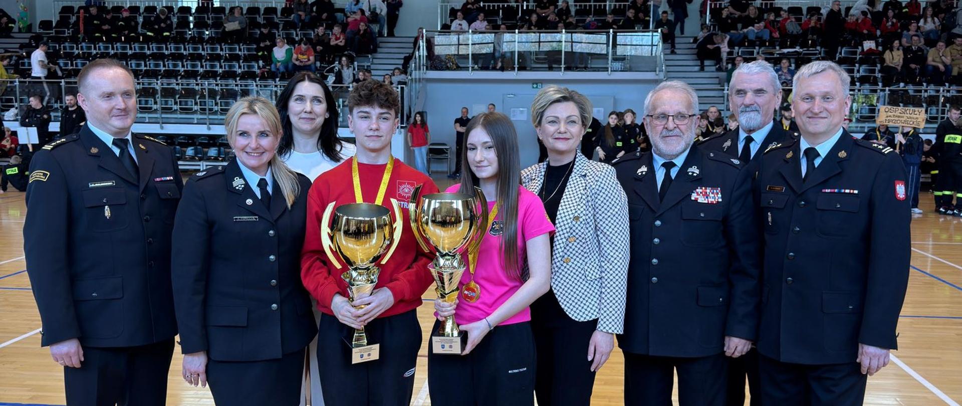 Do zdjęcia pozują z pucharami zwycięzcy kategorii indywidualnych oraz współorganizatorzy wydarzenia. 