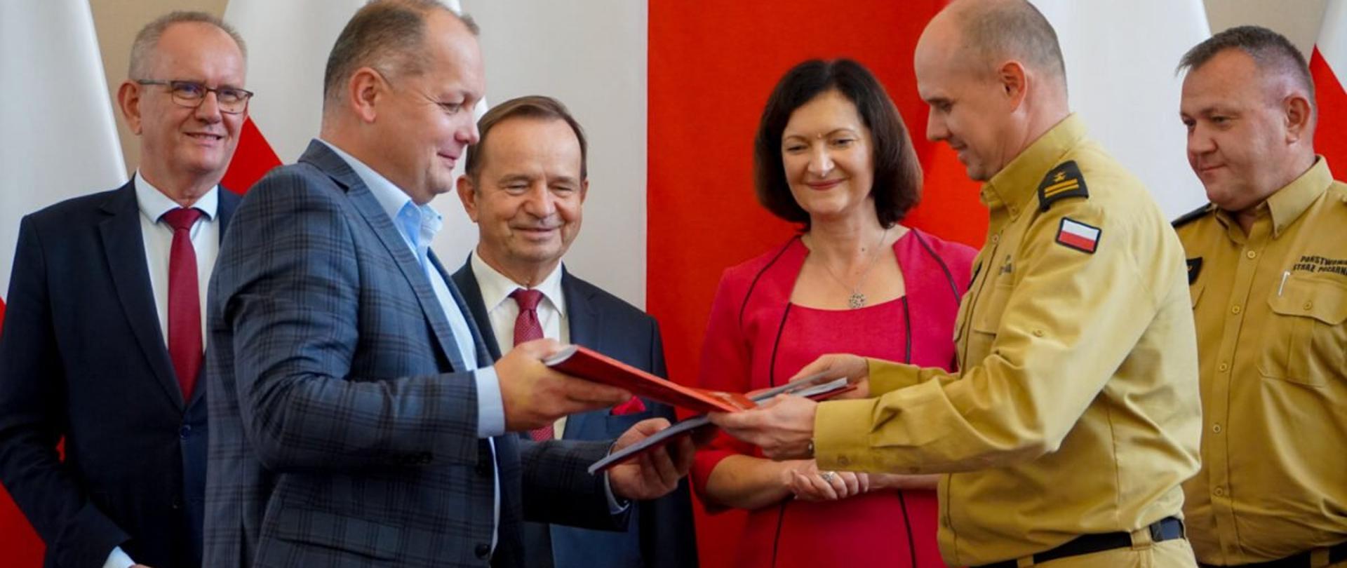 Uczestnicy podpisania umowy na rozbudowę Komendy Powiatowej oraz JRG PSP w Mielcu